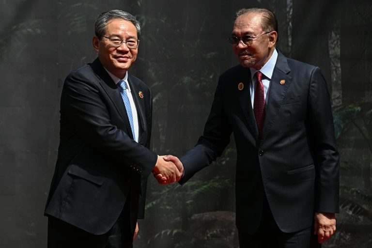 Anwar Calls for Dialogue at ASEAN Summit on Global Issues