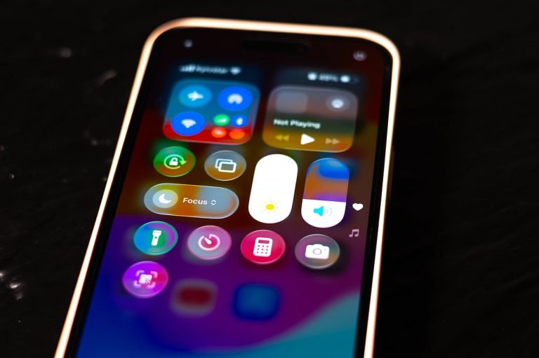 Apple Adds 'Tinted' Option in iOS 26.1 Beta for Usability