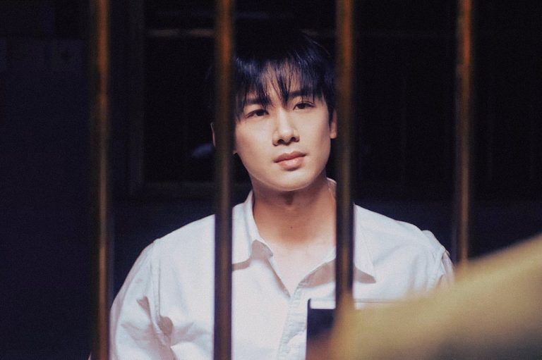 Bai Jingting Responds to Trolls During Birthday Livestream