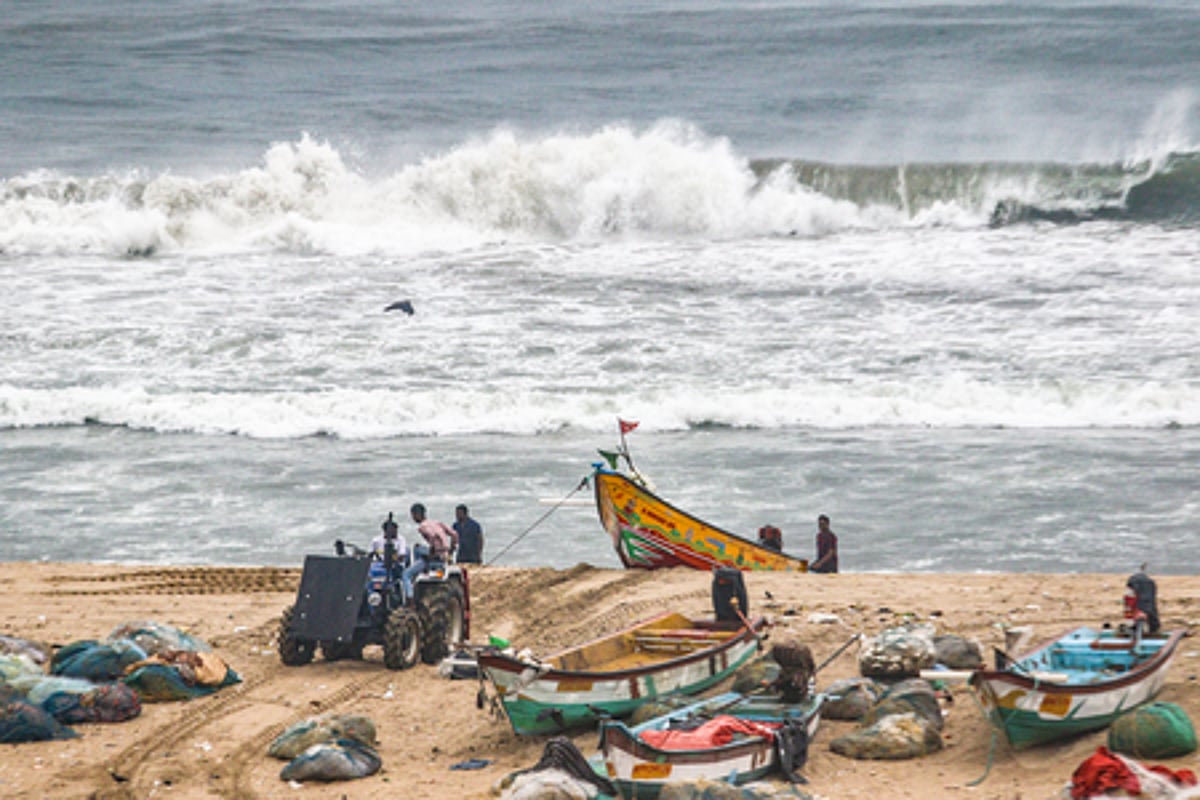 Cyclone Montha Nears Andhra Pradesh: Evacuations Underway