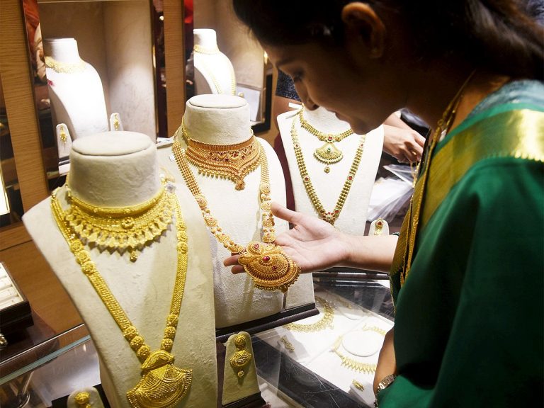 Gold Prices Drop in UAE Amid Global Market Changes
