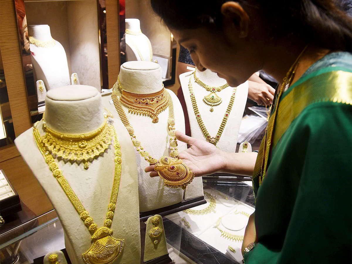 Gold Prices Drop in UAE Amid Global Market Changes