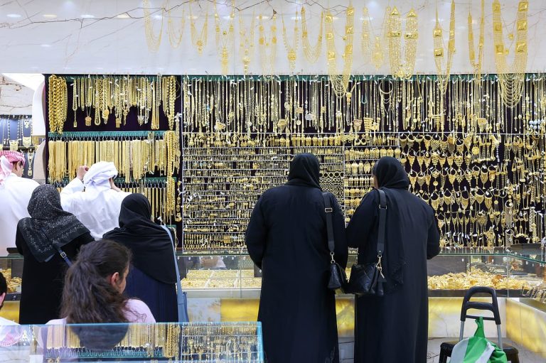 Gold Prices Stabilize in Dubai Ahead of Fed Rate Decision