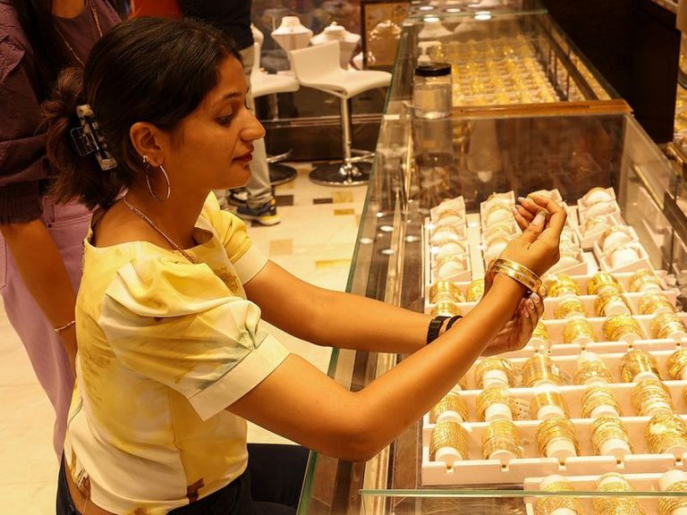 Gold Prices in UAE Exceed Dh500 Amid Global Uncertainty