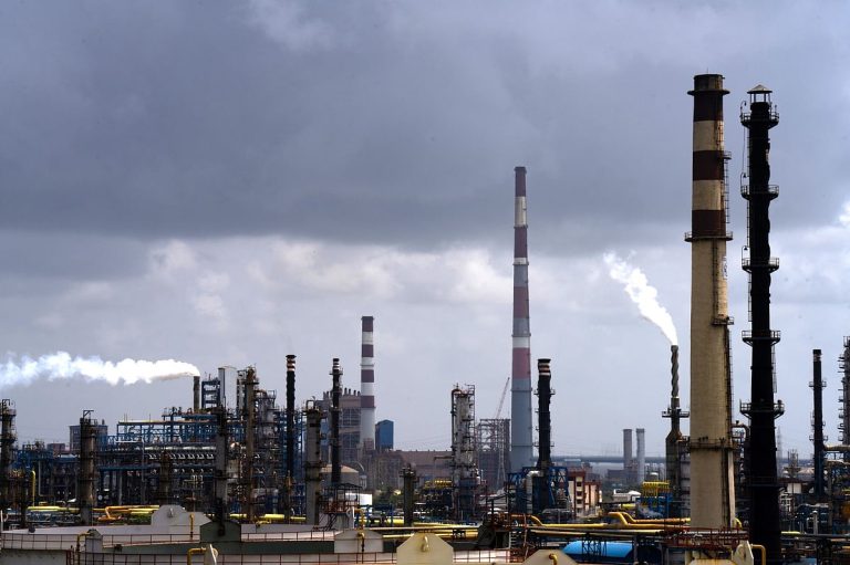 India Considers Halting Russian Oil Imports Amid Market Shif