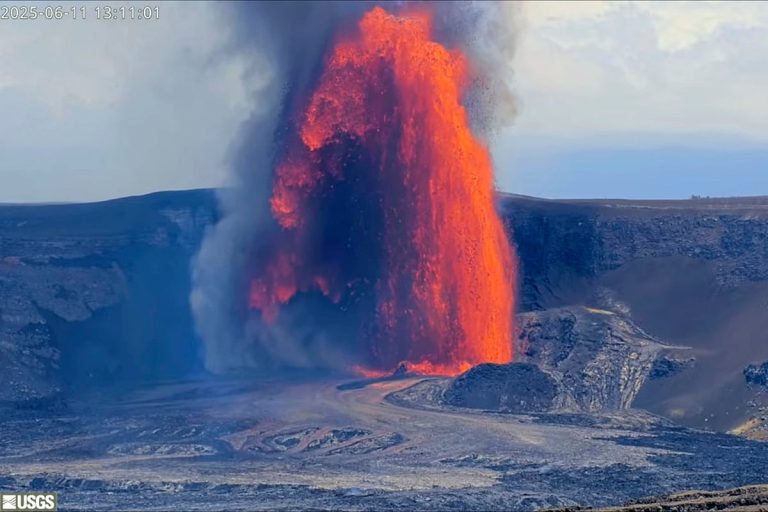 Kilauea Volcano Erupts with Stunning Lava Fountains