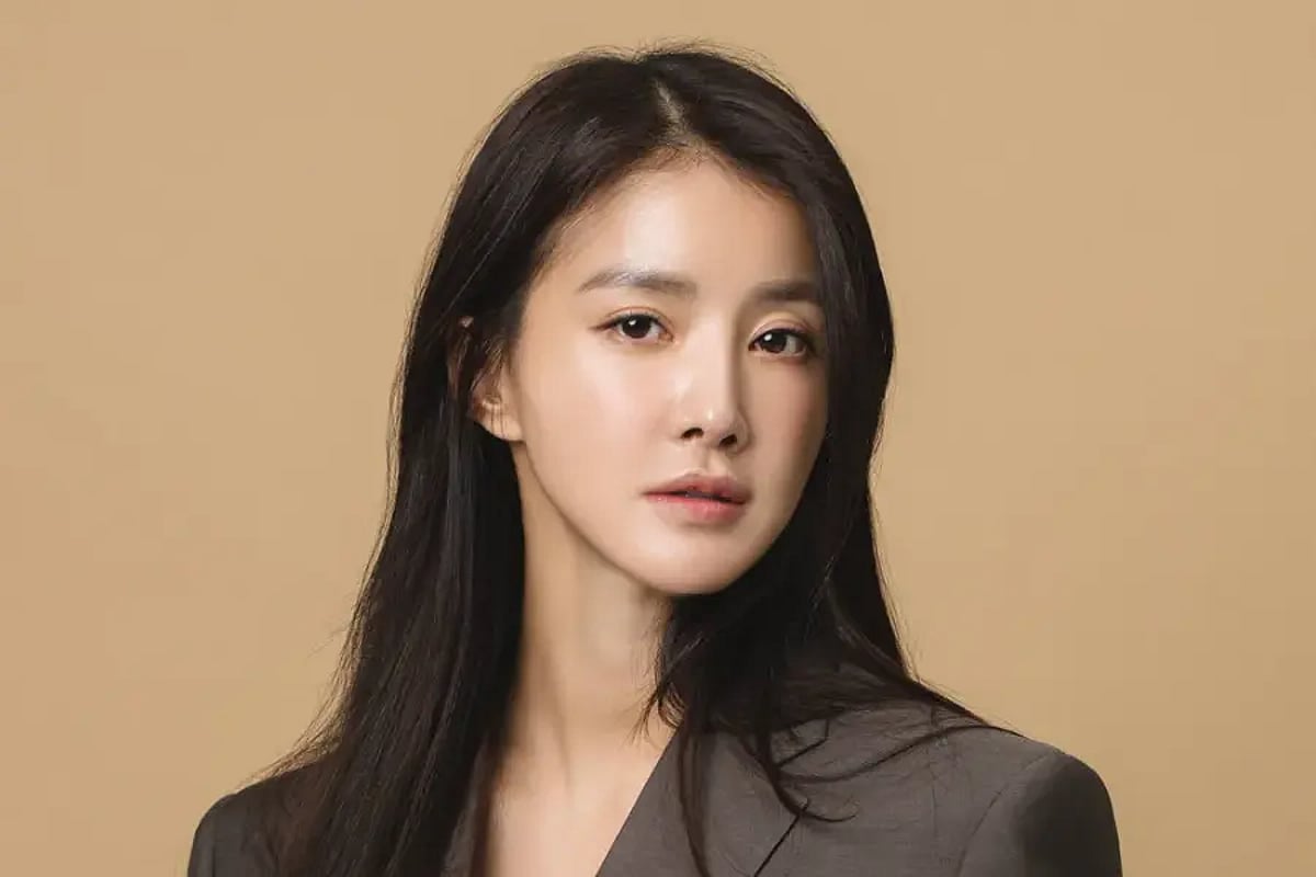 Lee Si-young Welcomes Second Child After Divorce