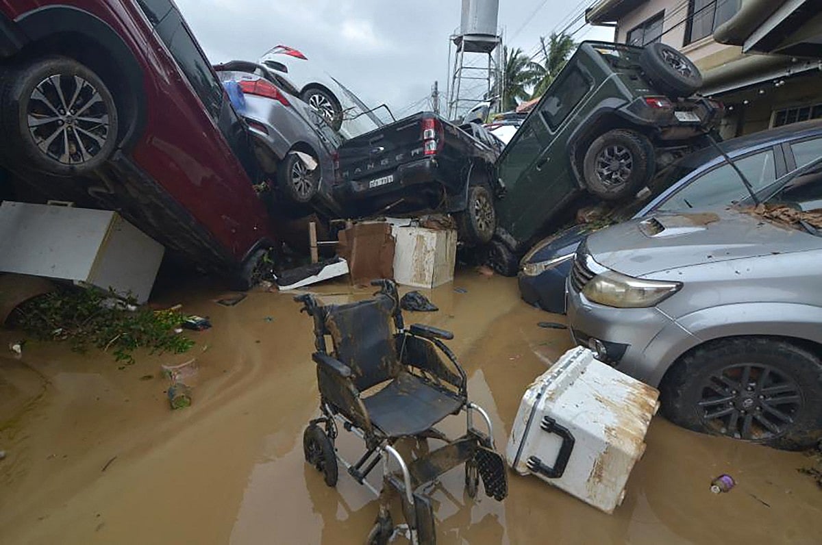 Philippines Declares Emergency After Typhoon Kalmaegi Hits