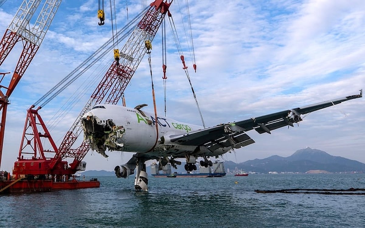 Recovery Efforts for Boeing 747 Incident at Hong Kong Airpor
