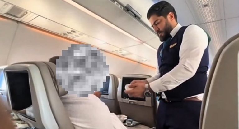 Saudia Airlines Crew's Kind Gesture Touches Hearts Online