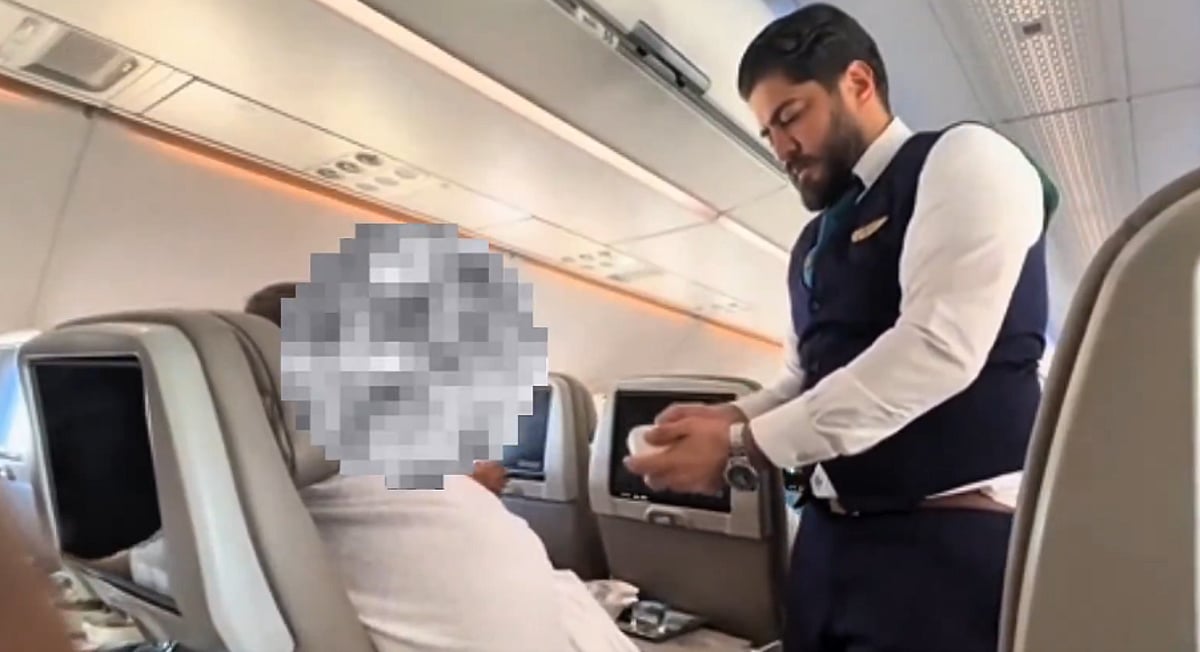 Saudia Airlines Crew's Kind Gesture Touches Hearts Online