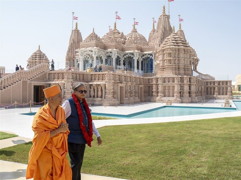 Tharoor Visits Abu Dhabi's Hindu Temple Ahead of Diwali