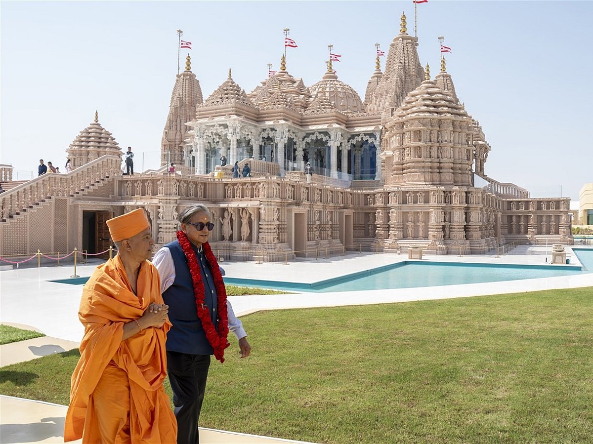 Tharoor Visits Abu Dhabi's Hindu Temple Ahead of Diwali