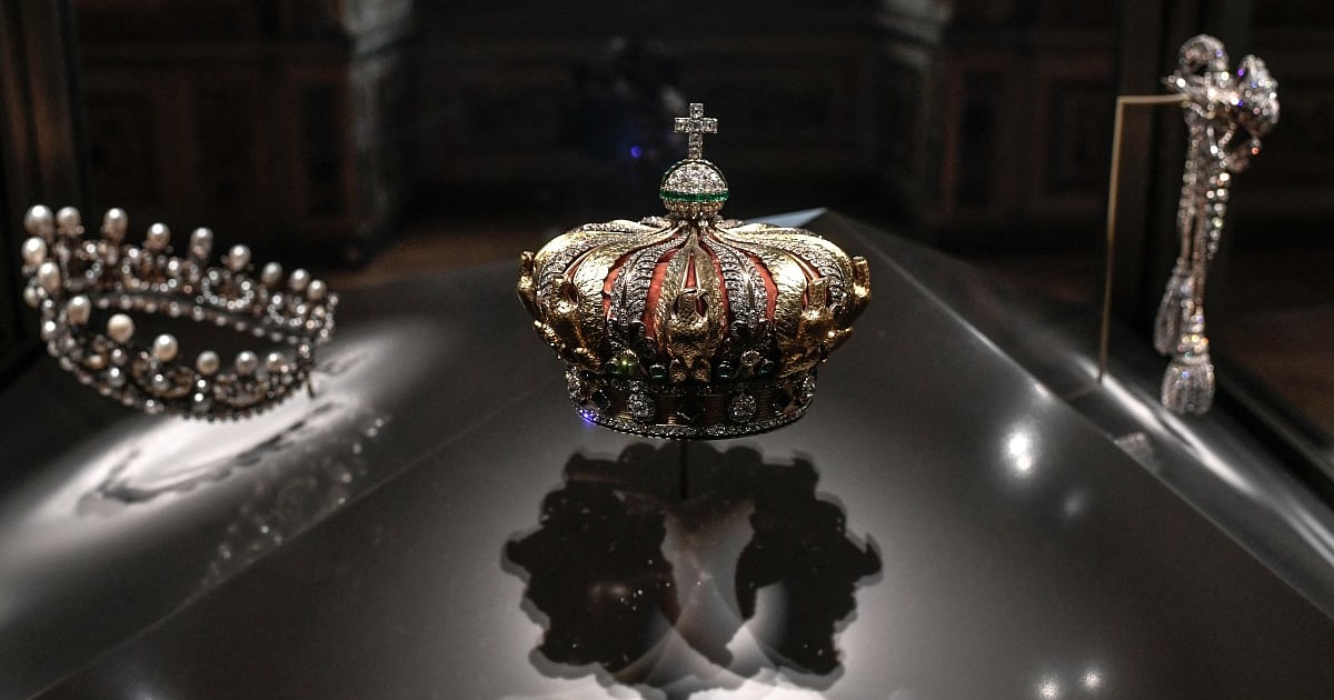 Thieves Steal Napoleonic Jewels in Louvre Heist