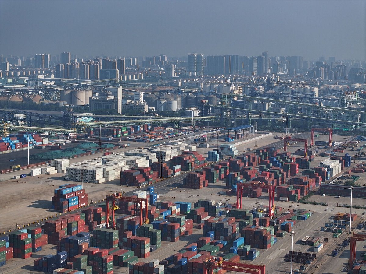 U.S. Imposes Fees on Chinese Ships Amid Trade Tensions