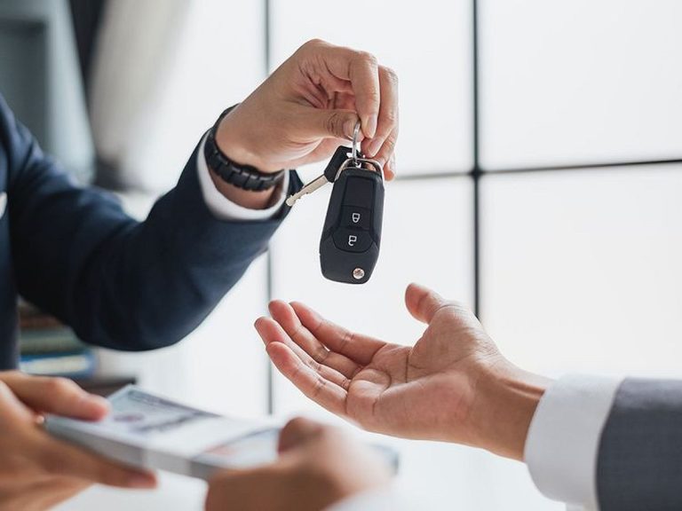 Young UAE Residents Shift to Car Rentals Over Ownership