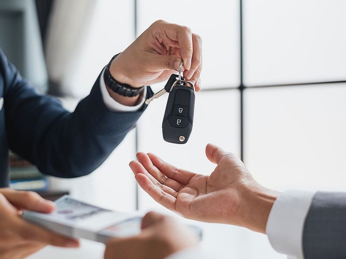 Young UAE Residents Shift to Car Rentals Over Ownership