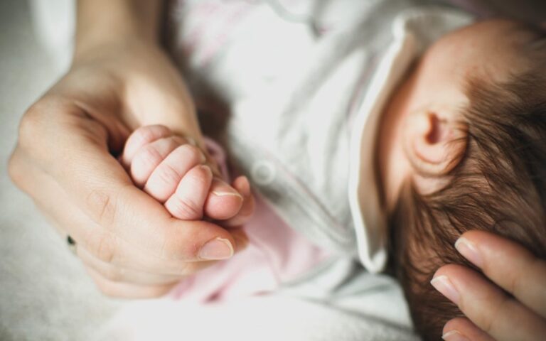 Maternity Leave Support for Emirati Mothers in Abu Dhabi