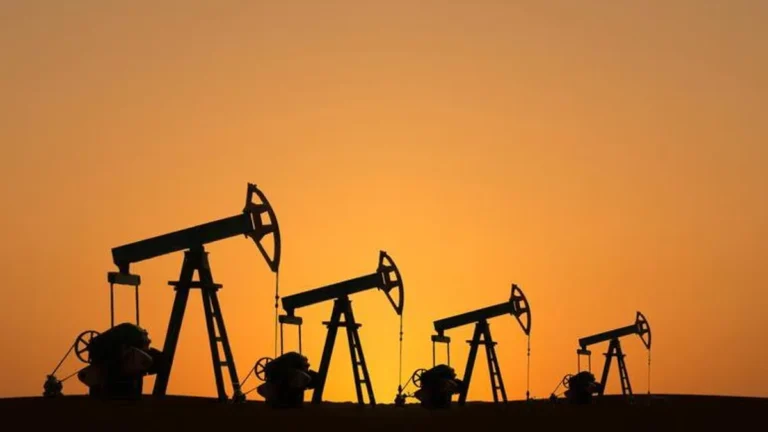 Sunset over an oil field in Kuwait illustrating oil market trends.