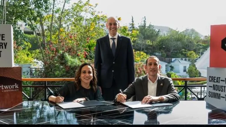 Mountain View and Creative Industry Summit executives signing partnership agreement.